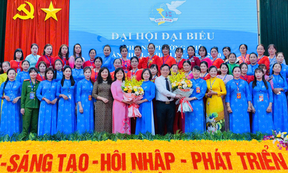 Lãnh đạo Hội Liên hiệp Phụ nữ tỉnh và các đại biểu chúc mừng Ban Chấp hành Hội Liên hiệp Phụ nữ phường Chũ, nhiệm kỳ 2025 - 2030.