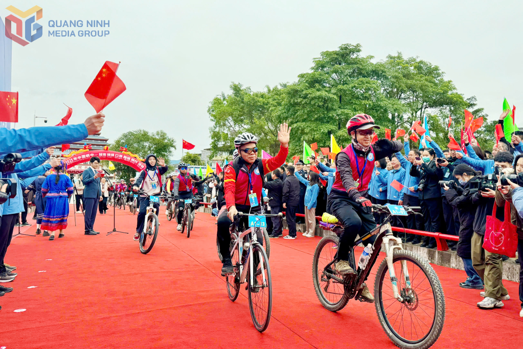 Nhiều hoạt động xúc tiến, giao lưu, góp phần đẩy nhanh việc triển khai tuyến du lịch biên giới Việt - Trung. Nhiều hoạt động xúc tiến, giao lưu, góp phần đẩy nhanh việc triển khai tuyến du lịch biên giới Việt - Trung.