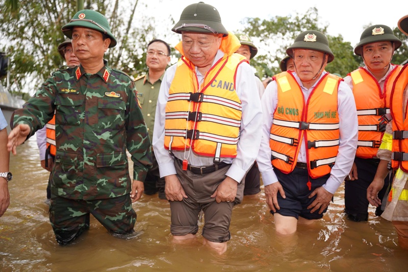 Tổng Bí thư Tô Lâm thăm, trao tặng 100 tỷ đồng và 200 tấn gạo khắc phục hậu quả lũ lụt tại Huế