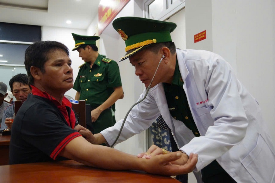Bộ đội Biên phòng TP. HCM kịp thời tiếp nhận và sơ cứu 11 ngư dân gặp nạn trên biển