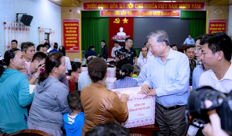 Tổng Bí thư hỏi thăm người dân vùng lụt ở Thành phố Huế Tổng Bí thư hỏi thăm người dân vùng lụt ở Thành phố Huế