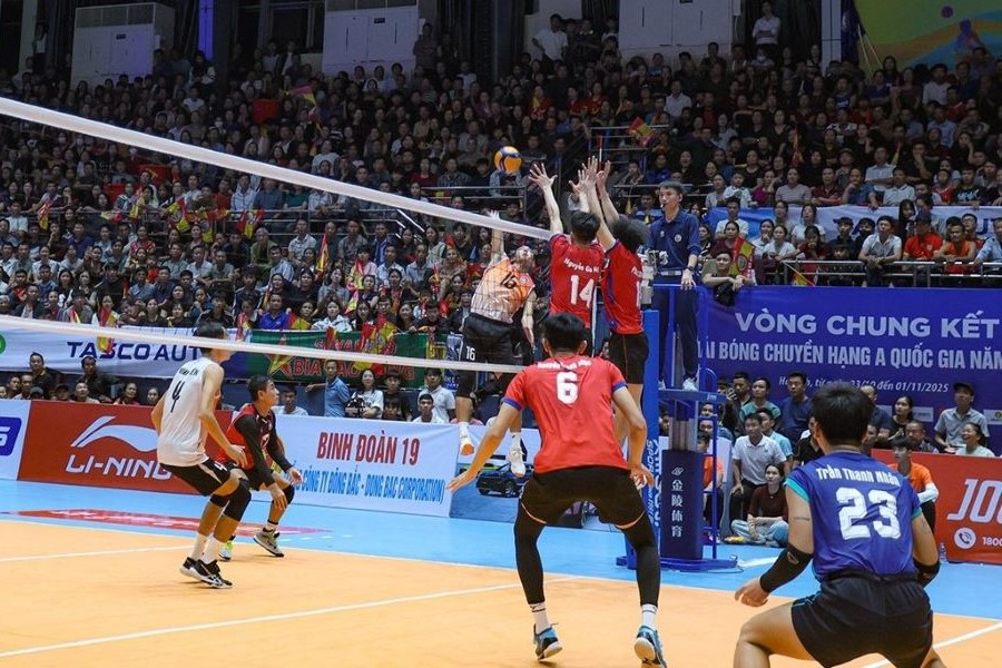 Bước vào trận chung kết, cả 2 đội đã cống hiến hết mình với những pha bóng gây cấn. Bước vào trận chung kết, cả 2 đội đã cống hiến hết mình với những pha bóng gây cấn.