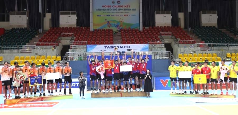 BTC trao chức vô địch nội dung bóng chuyền nam cho đội TP Hồ Chí Minh, giải Nhì cho đội Hà Tĩnh và giải Ba cho đội Vĩnh Long. BTC trao chức vô địch nội dung bóng chuyền nam cho đội TP Hồ Chí Minh, giải Nhì cho đội Hà Tĩnh và giải Ba cho đội Vĩnh Long.