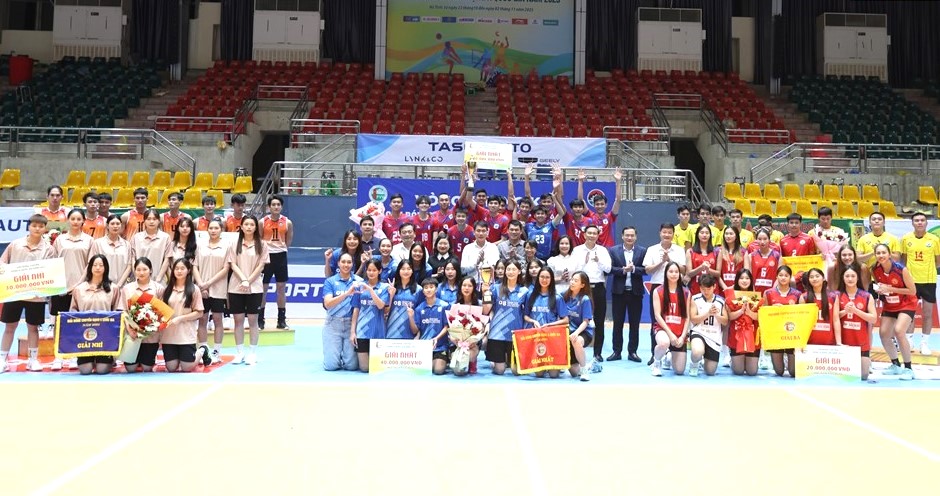 BTC và các đồng chí lãnh đạo tỉnh Hà Tĩnh chụp hình lưu niệm cùng các đội. BTC và các đồng chí lãnh đạo tỉnh Hà Tĩnh chụp hình lưu niệm cùng các đội.