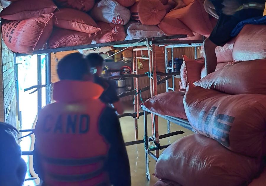 Lực lượng chức năng hỗ trợ người dân kê cao để bảo vệ tài sản. Lực lượng chức năng hỗ trợ người dân kê cao để bảo vệ tài sản.