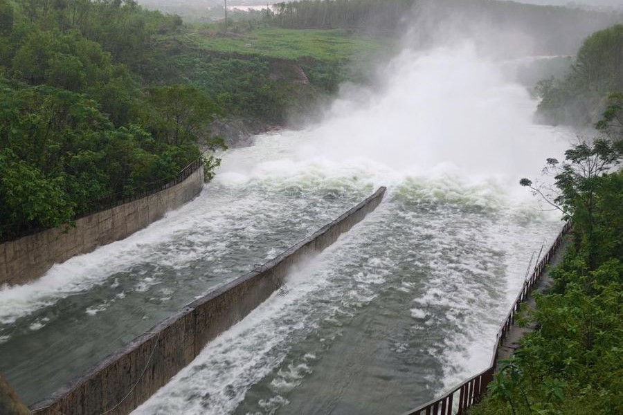 Mưa lớn trong nhiều cùng với các hồ, đập xã tràn khiến lũ ở vùng hạ du lên nhanh. Mưa lớn trong nhiều cùng với các hồ, đập xã tràn khiến lũ ở vùng hạ du lên nhanh.