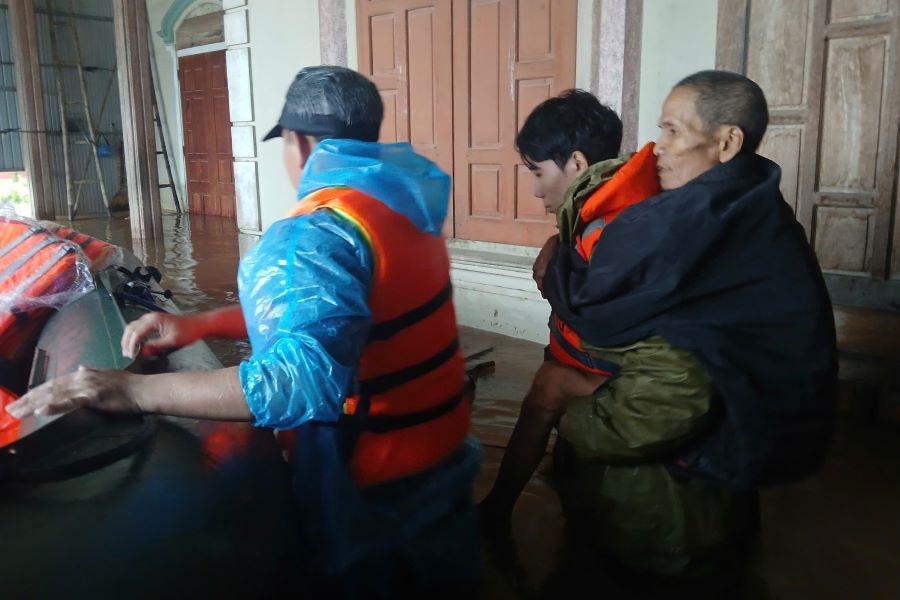 Lực lượng chức năng sơ tán người dân đến nơi an toàn. Lực lượng chức năng sơ tán người dân đến nơi an toàn.