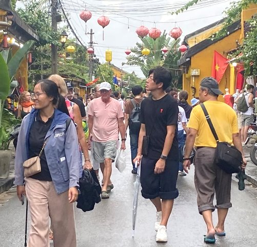 Việc du khách quay lại phố cổ đông thể hiện sức hút hấp dẫn của điểm đến di sản độc đáo này.