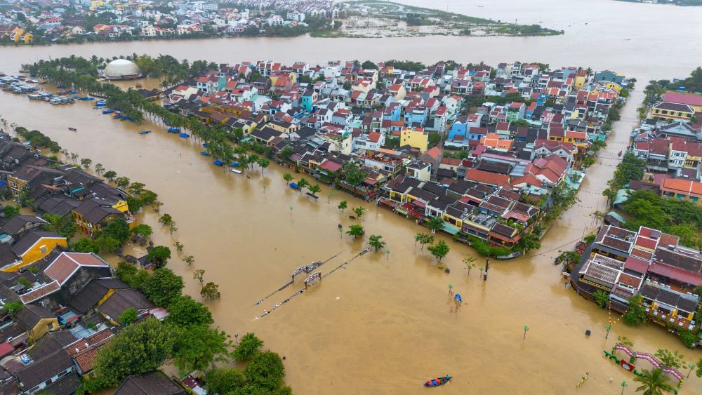 Mưa lũ tại khu vực miền Trung đã làm 35 người tử vong, 5 người mất tích. Ảnh: Viết Niệm
