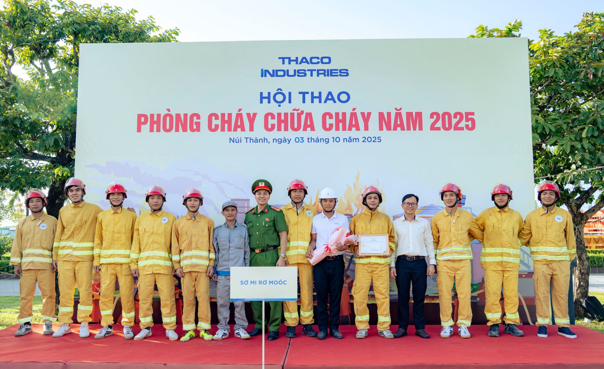 Giải Nhất được trao cho đội Sơ mi rơ moóc Giải Nhất được trao cho đội Sơ mi rơ moóc