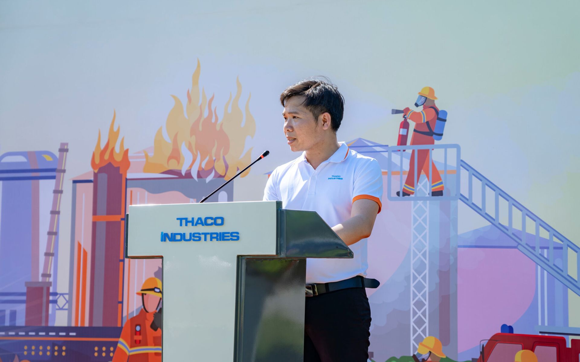 Ông Bùi Công Tính – Trưởng Ban tổ chức phát biểu tại Hội thao Ông Bùi Công Tính – Trưởng Ban tổ chức phát biểu tại Hội thao