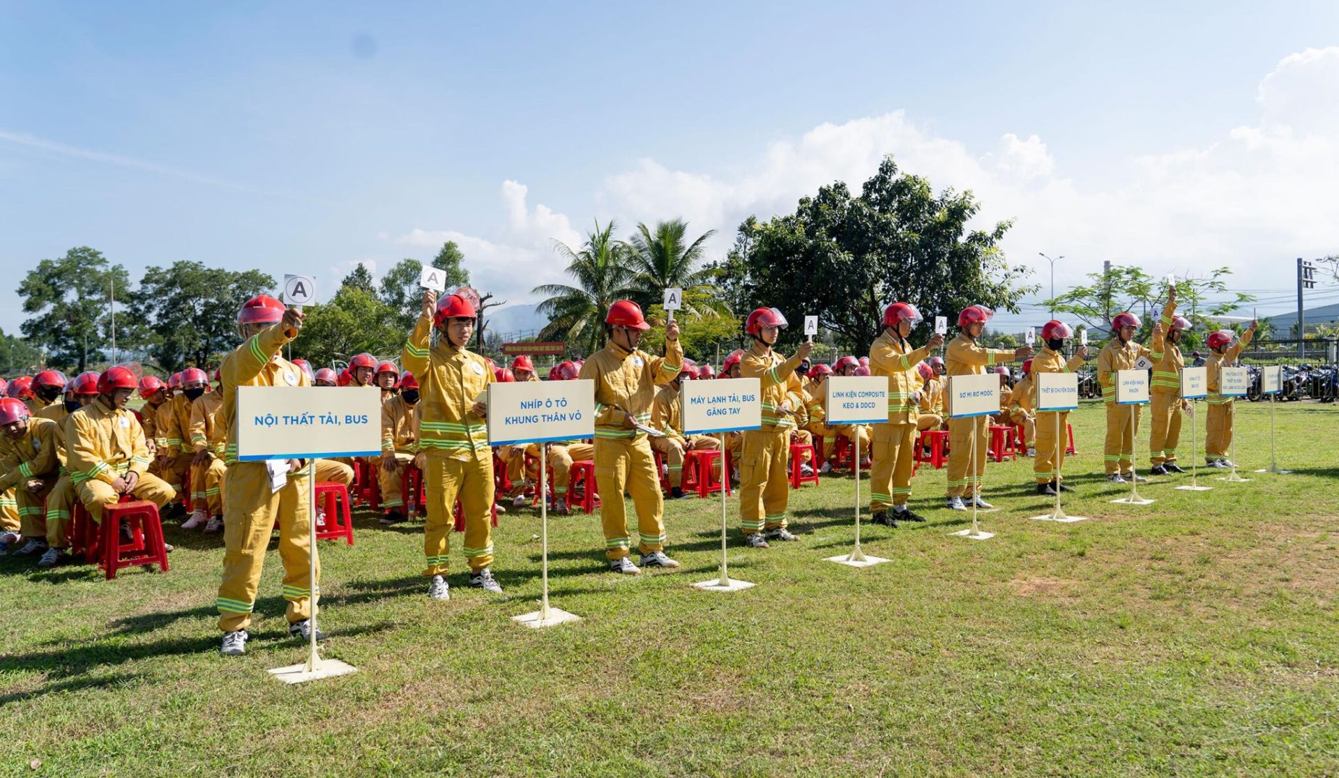 Các đội tham gia phần thi trắc nghiệm. Các đội tham gia phần thi trắc nghiệm.