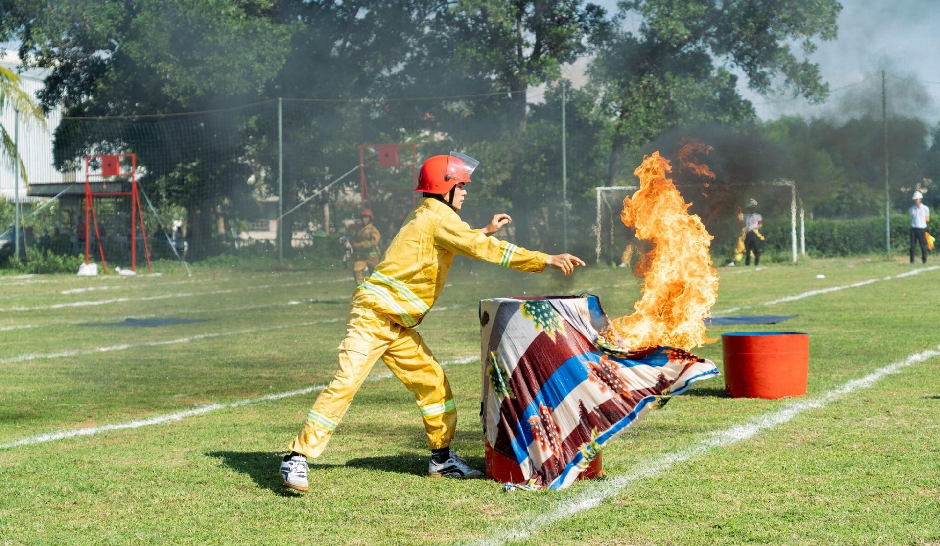 Dùng chăn chữa cháy Dùng chăn chữa cháy