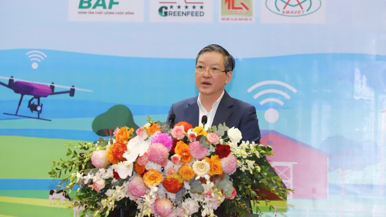 Đồng chí Lương Quốc Đoàn, Ủy viên Ban Chấp hành Trung ương Đảng, Chủ tịch Ban Chấp hành Trung ương Hội Nông dân Việt Nam phát biểu tại diễn đàn. Đồng chí Lương Quốc Đoàn, Ủy viên Ban Chấp hành Trung ương Đảng, Chủ tịch Ban Chấp hành Trung ương Hội Nông dân Việt Nam phát biểu tại diễn đàn.