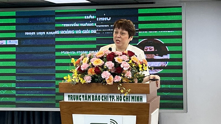 Phó Giáo sư, Tiến sĩ Phạm Khánh Phong Lan, Giám đốc Sở An toàn thực phẩm thành phố, phát biểu ý kiến tại một sự kiện về ngành thực phẩm. Phó Giáo sư, Tiến sĩ Phạm Khánh Phong Lan, Giám đốc Sở An toàn thực phẩm thành phố, phát biểu ý kiến tại một sự kiện về ngành thực phẩm.