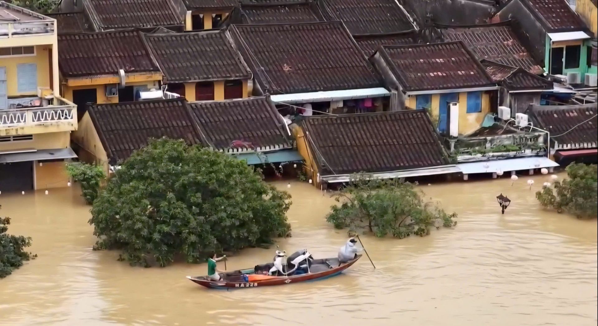Vẫn còn 16.582 ngôi nhà tại khu vực miền Trung bị ngập trong mưa lũ