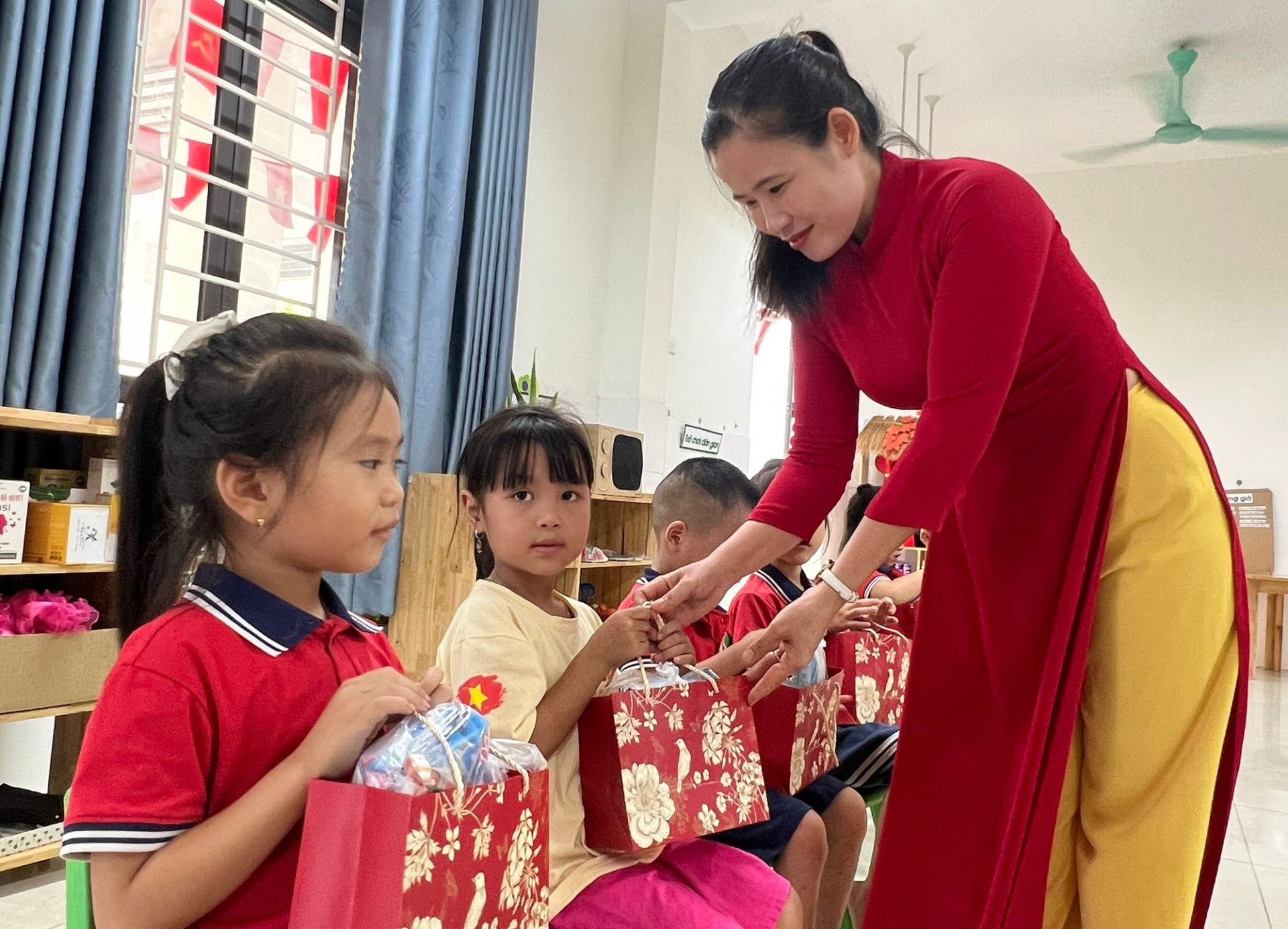 Theo đề xuất, giáo viên mầm non được hưởng hệ số 1,25, còn các chức danh nhà giáo khác được hưởng hệ số lương đặc thù mức 1,15 so với hệ số lương hiện hưởng. (Ảnh minh họa) Theo đề xuất, giáo viên mầm non được hưởng hệ số 1,25, còn các chức danh nhà giáo khác được hưởng hệ số lương đặc thù mức 1,15 so với hệ số lương hiện hưởng. (Ảnh minh họa)