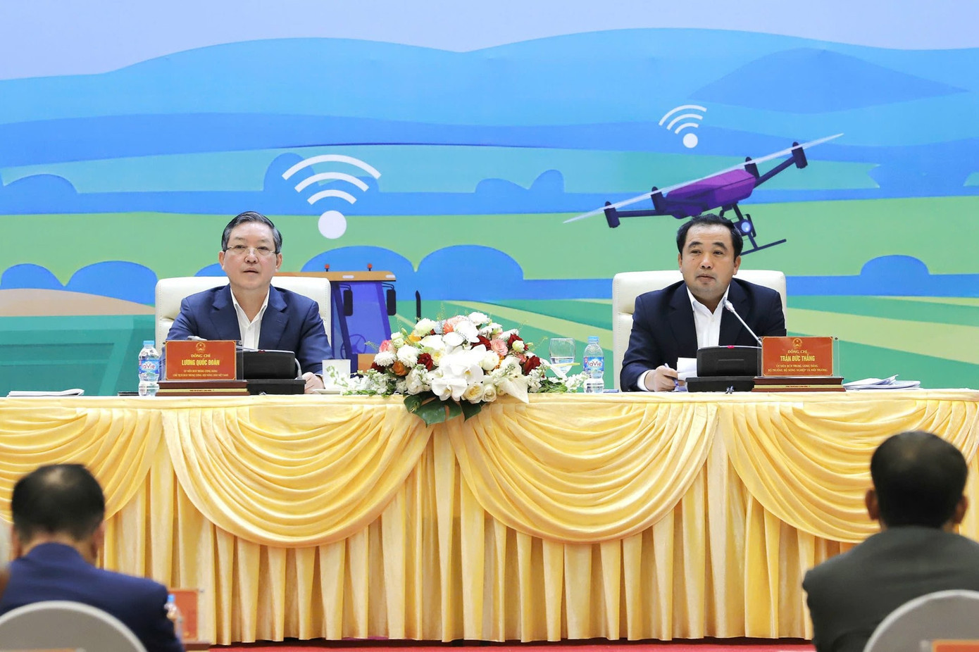 Bộ trưởng Nông nghiệp và Môi trường Trần Đức Thắng cùng Chủ tịch Hội Nông dân Lương Quốc Đoàn chủ trì diễn đàn. Bộ trưởng Nông nghiệp và Môi trường Trần Đức Thắng cùng Chủ tịch Hội Nông dân Lương Quốc Đoàn chủ trì diễn đàn.