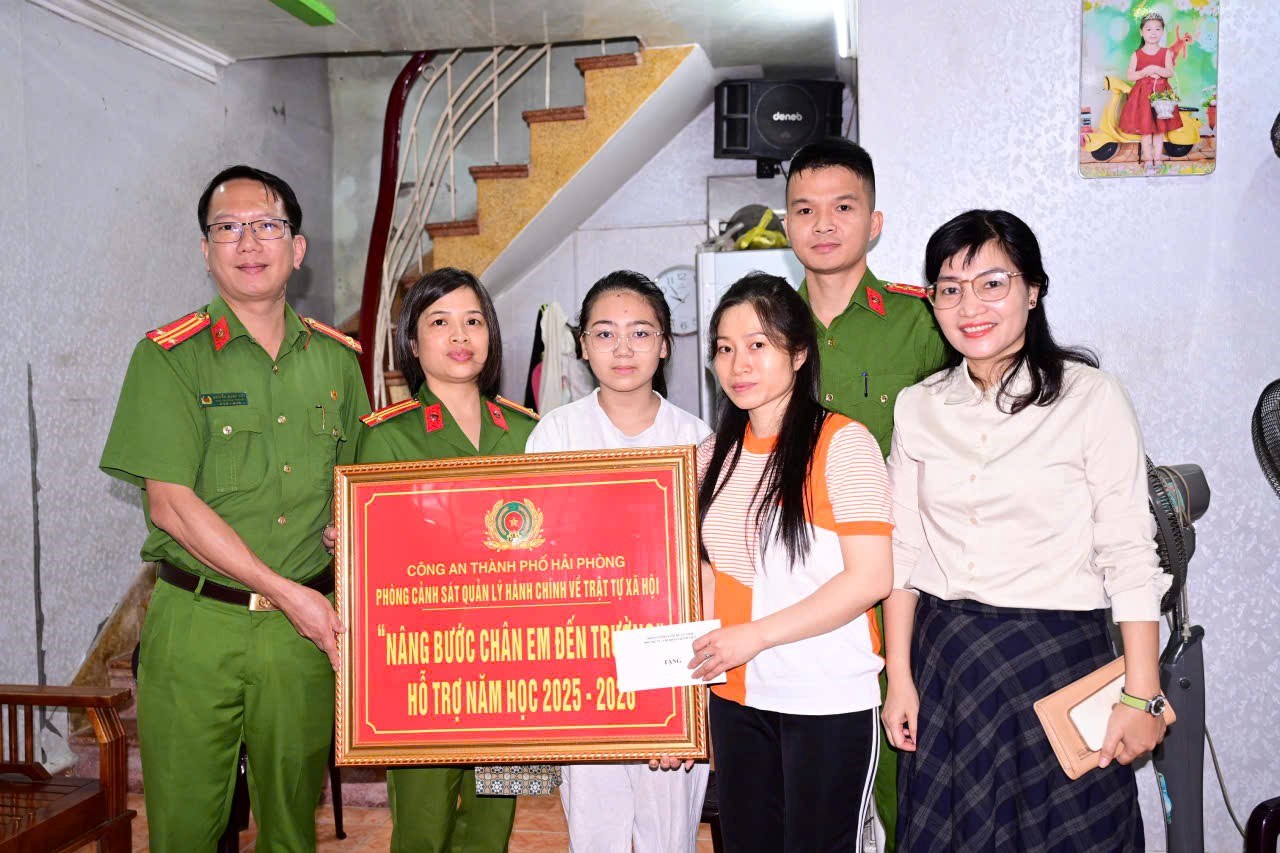 Công an Hải Phòng giúp đỡ 03 trẻ em có hoàn cảnh đặc biệt khó khăn với phong trào “Nâng bước em đến trường”