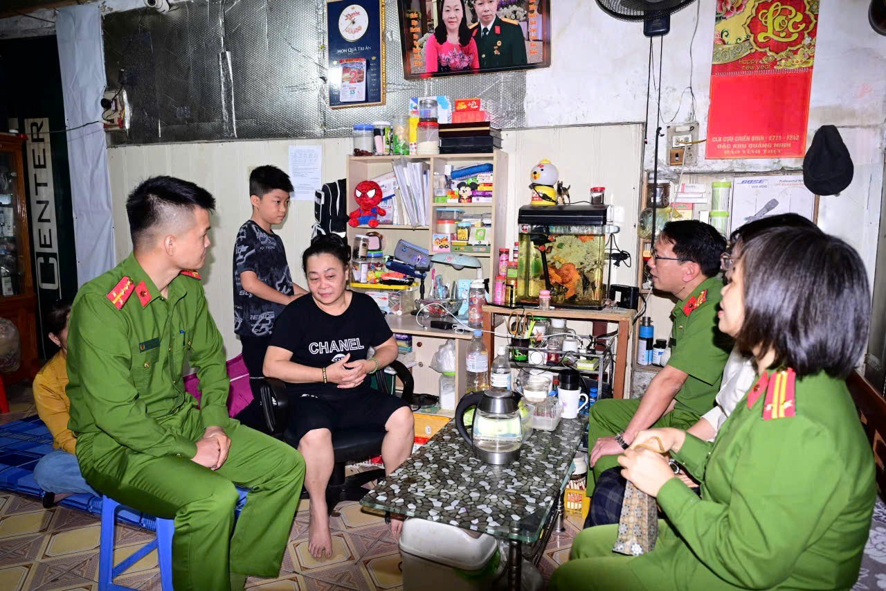 Hội phụ nữ và Chi đoàn thanh niên Phòng Cảnh sát Quản lý hành chính về trật tự xã hội động viên gia đình cháu V.G.B Hội phụ nữ và Chi đoàn thanh niên Phòng Cảnh sát Quản lý hành chính về trật tự xã hội động viên gia đình cháu V.G.B