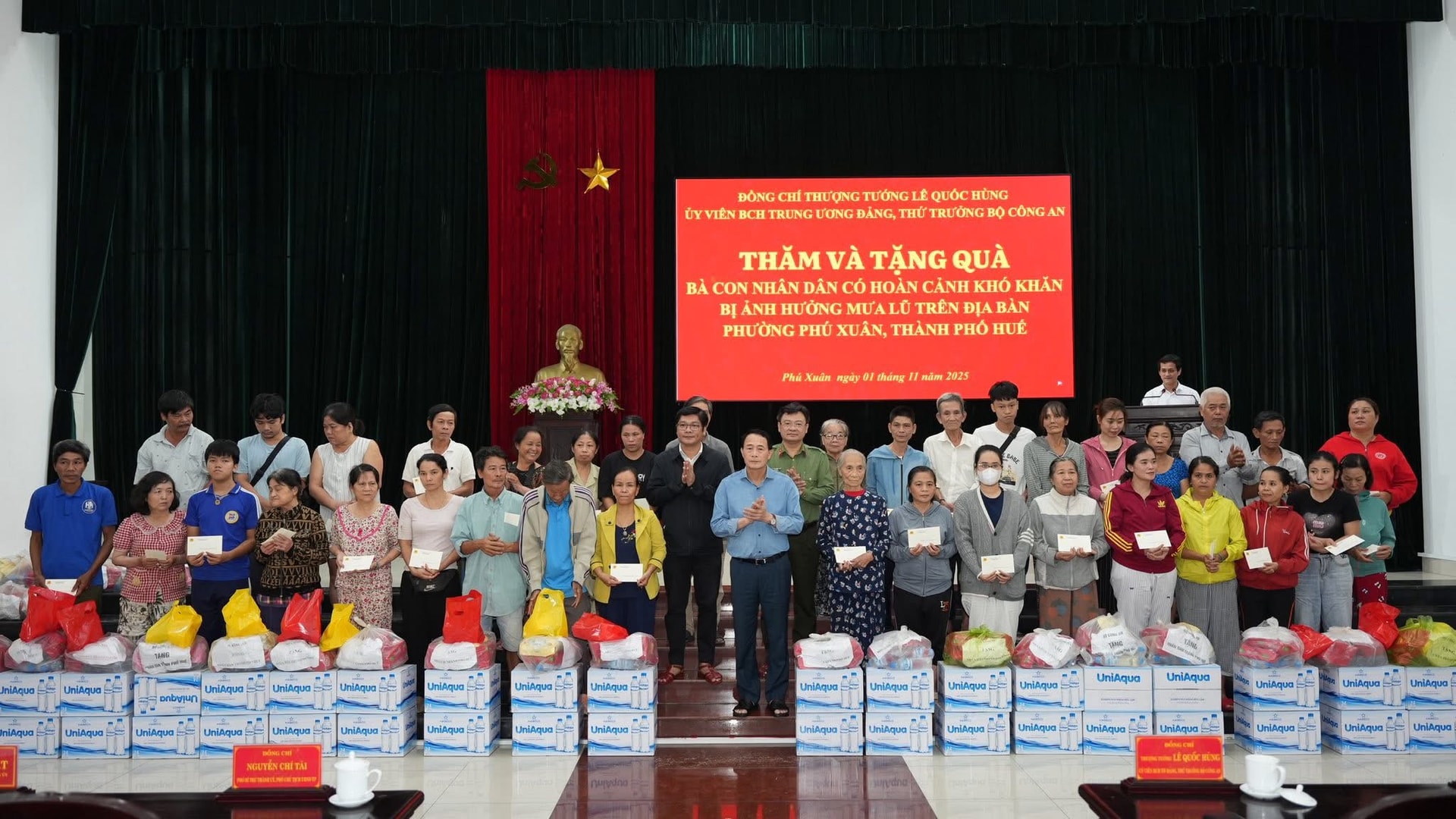 Bộ Công an thăm, tặng quà cho người dân bị ảnh hưởng bởi mưa lũ tại TP. Huế