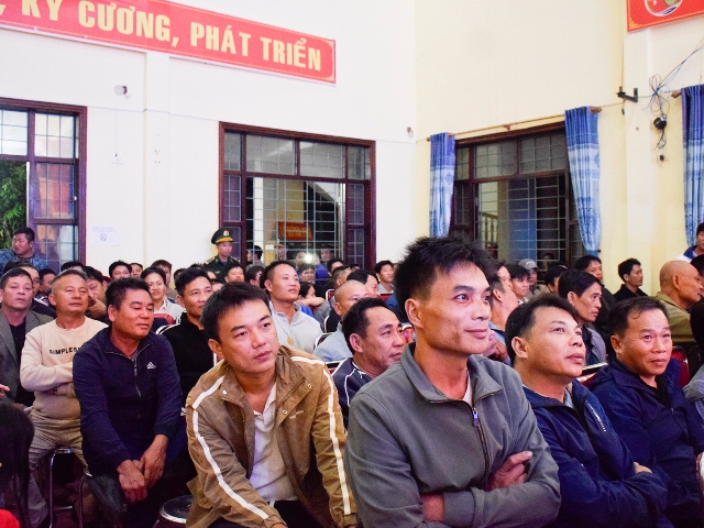 Đông đảo ngư dân địa phương đến tham dự chương trình. Đông đảo ngư dân địa phương đến tham dự chương trình.