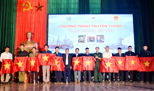 Trao tặng cờ Tổ quốc cho ngư dân xã Quỳnh Phú. (Ảnh: P.T) Trao tặng cờ Tổ quốc cho ngư dân xã Quỳnh Phú. (Ảnh: P.T)