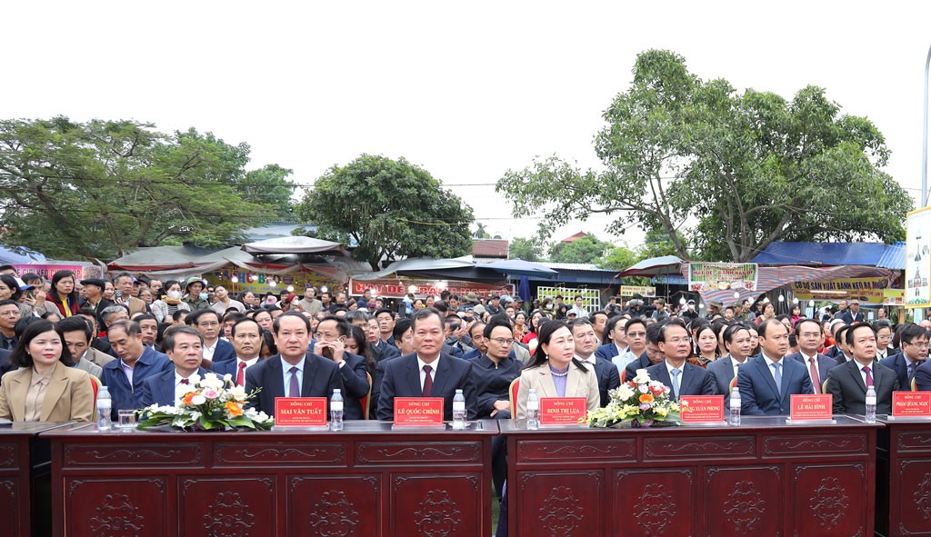 Các đại biểu dự buổi lễ Các đại biểu dự buổi lễ