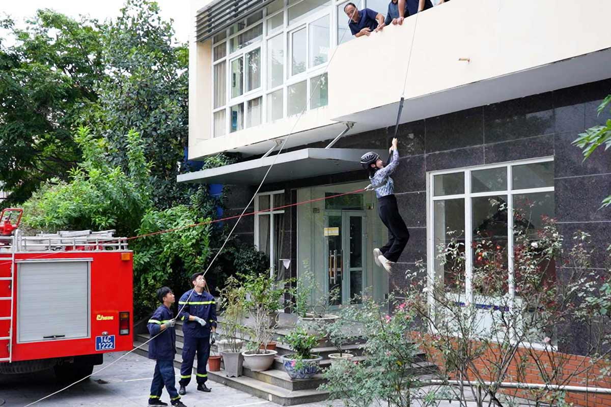 Thực hành thoát hiểm bằng dây hạ chậm. Thực hành thoát hiểm bằng dây hạ chậm.