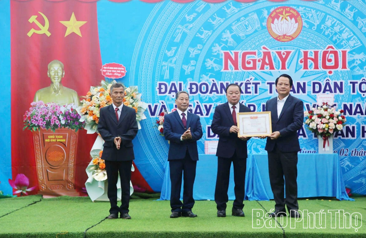 Lãnh đạo xã Đoan Hùng trao quyết định công nhận Khu dân cư văn hóa cho đại diện khu 9 Lãnh đạo xã Đoan Hùng trao quyết định công nhận Khu dân cư văn hóa cho đại diện khu 9