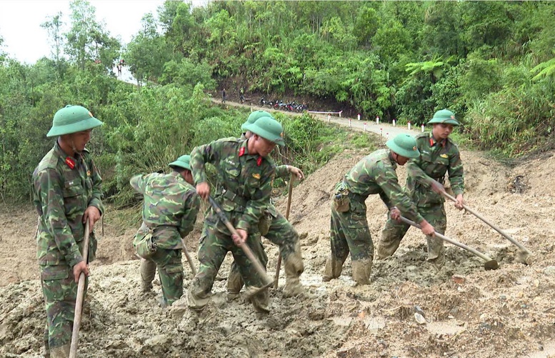 Chiến sĩ Sư đoàn 10 (Quân đoàn 34) mở đường vào các thôn bị cô lập - Ảnh: VGP Chiến sĩ Sư đoàn 10 (Quân đoàn 34) mở đường vào các thôn bị cô lập - Ảnh: VGP