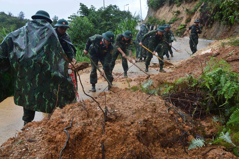 Sau đánh giá địa chất, lực lượng quyết định mở một tuyến đường mới men theo triền đồi, đồng thời lắp một cây cầu tạm bằng sắt cách vị trí sạt lở 200 m, giúp người dân có thể đi lại bằng xe máy - Ảnh: VGP Sau đánh giá địa chất, lực lượng quyết định mở một tuyến đường mới men theo triền đồi, đồng thời lắp một cây cầu tạm bằng sắt cách vị trí sạt lở 200 m, giúp người dân có thể đi lại bằng xe máy - Ảnh: VGP
