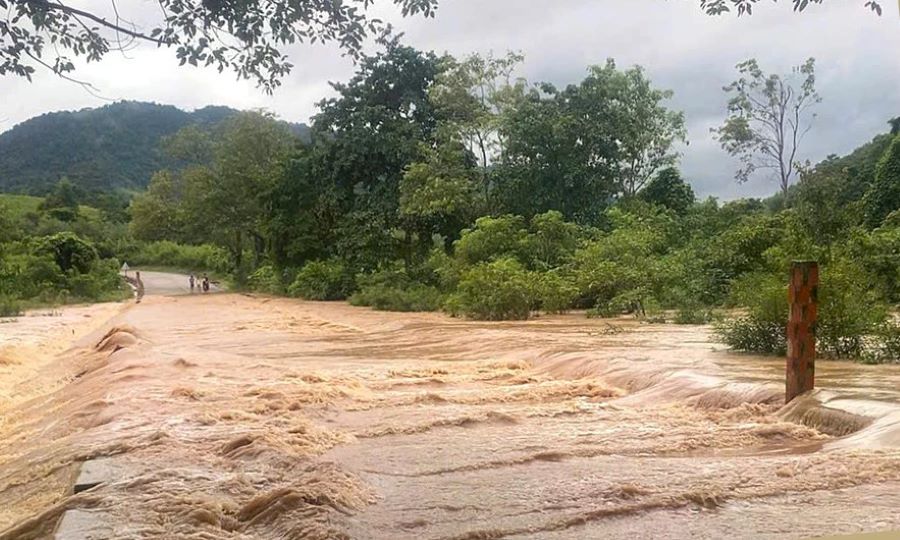 Đến sáng ngày 2/11, nhiều tuyến đường giao thông trên địa bàn tỉnh Quảng Trị vẫn ngập lụt, không thể qua lại được.