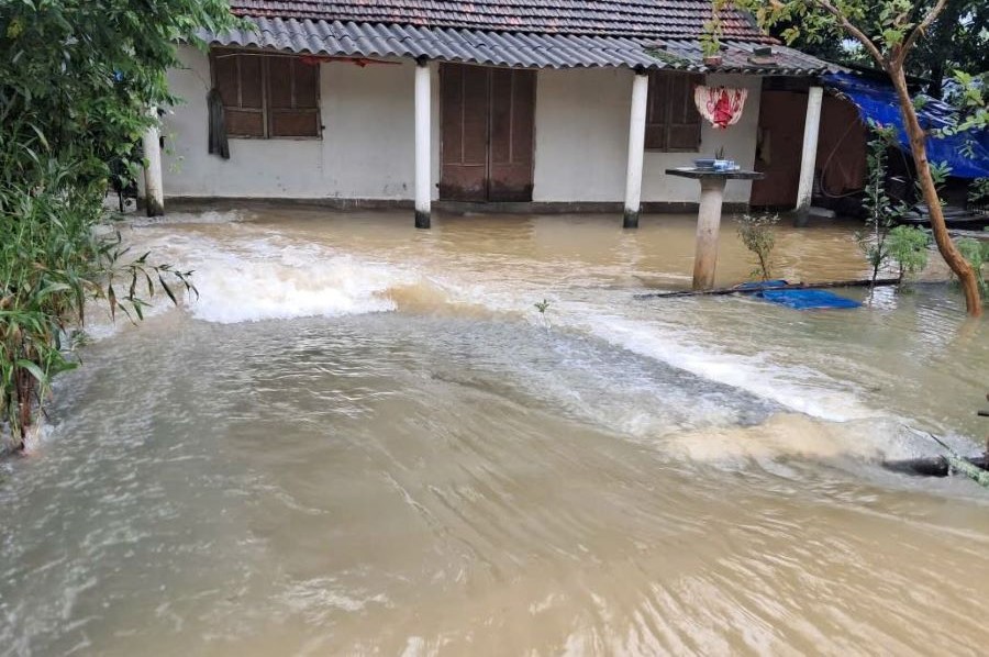 Đến sáng ngày 2/11, nhiều tuyến nhà dân trên địa bàn tỉnh Quảng Trị vẫn ngập lụt.