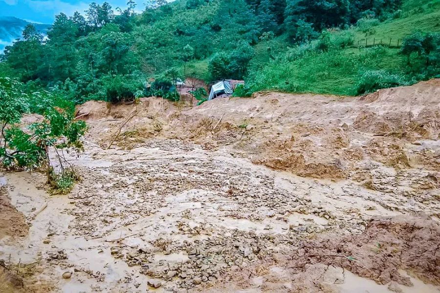 Sạt lở tại thôn Ra Ró, xã Tà Rụt.