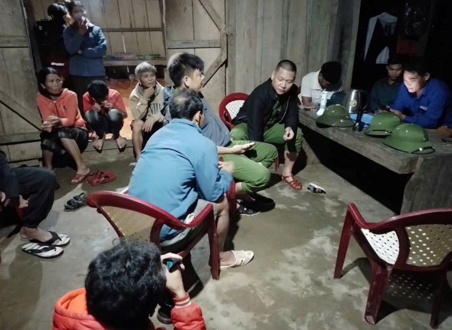 Người thân lo lắng khi chị Một đi rừng hái măng đến tối không về và không liên lạc được. Người thân lo lắng khi chị Một đi rừng hái măng đến tối không về và không liên lạc được.