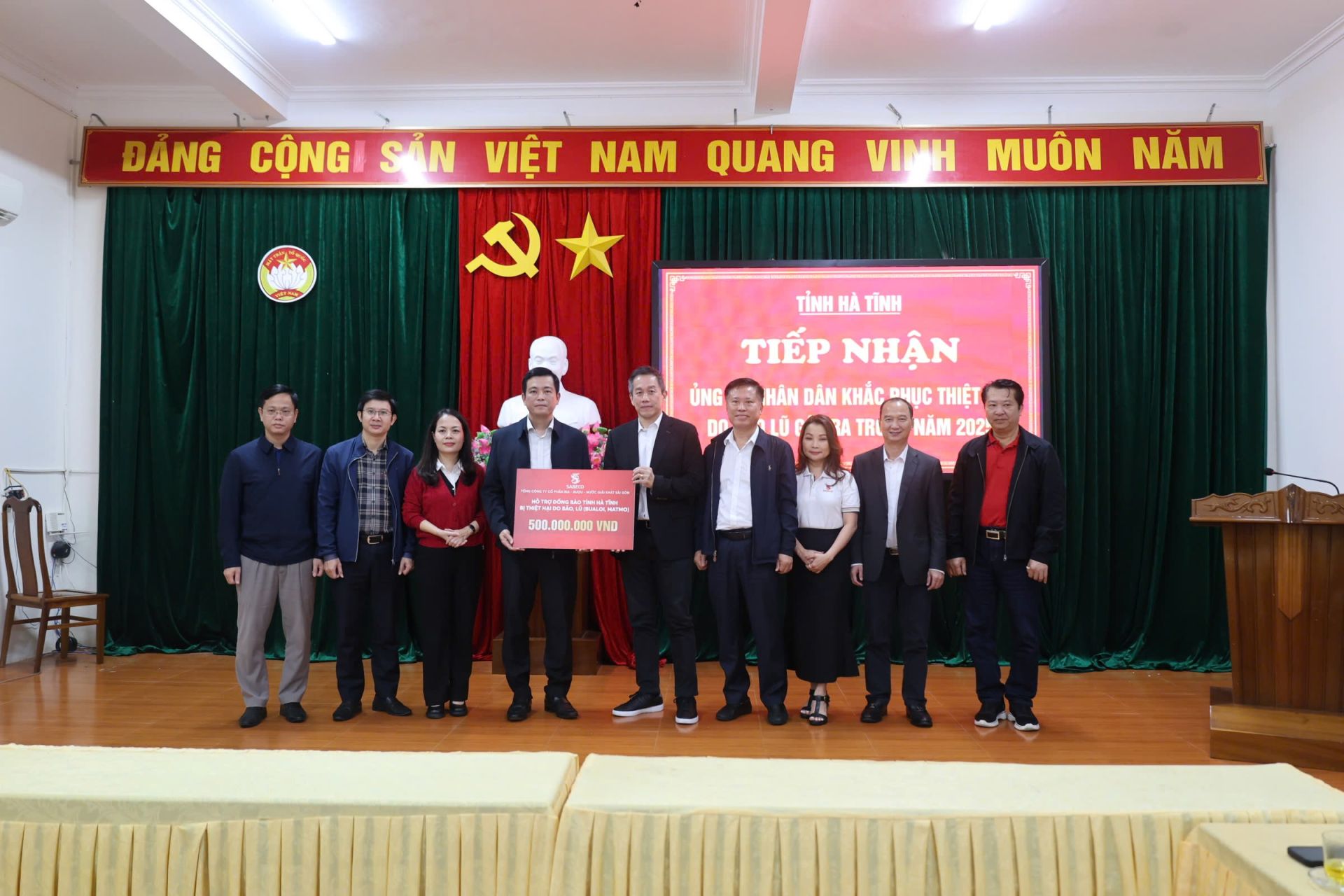 SABECO trao bảng hỗ trợ trị giá 500 triệu đồng cho tỉnh Hà Tĩnh