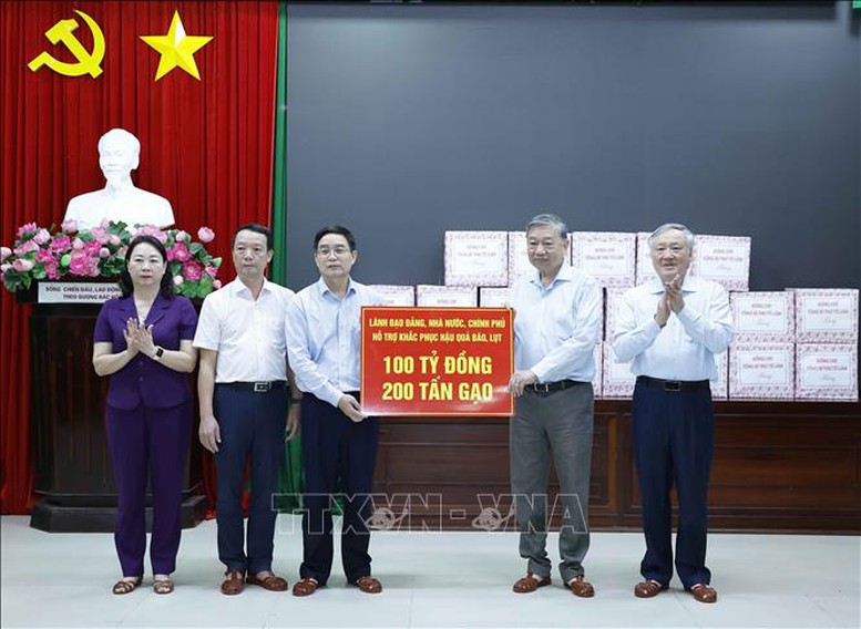 Tổng Bí thư Tô Lâm thay mặt lãnh đạo Đảng, Nhà nước, Chính phủ trao hỗ trợ số tiền 100 tỷ và 200 tấn gạo hỗ trợ, khắc phục hậu quả bão, lũ cho TP. Huế - Ảnh: TTXVN Tổng Bí thư Tô Lâm thay mặt lãnh đạo Đảng, Nhà nước, Chính phủ trao hỗ trợ số tiền 100 tỷ và 200 tấn gạo hỗ trợ, khắc phục hậu quả bão, lũ cho TP. Huế - Ảnh: TTXVN