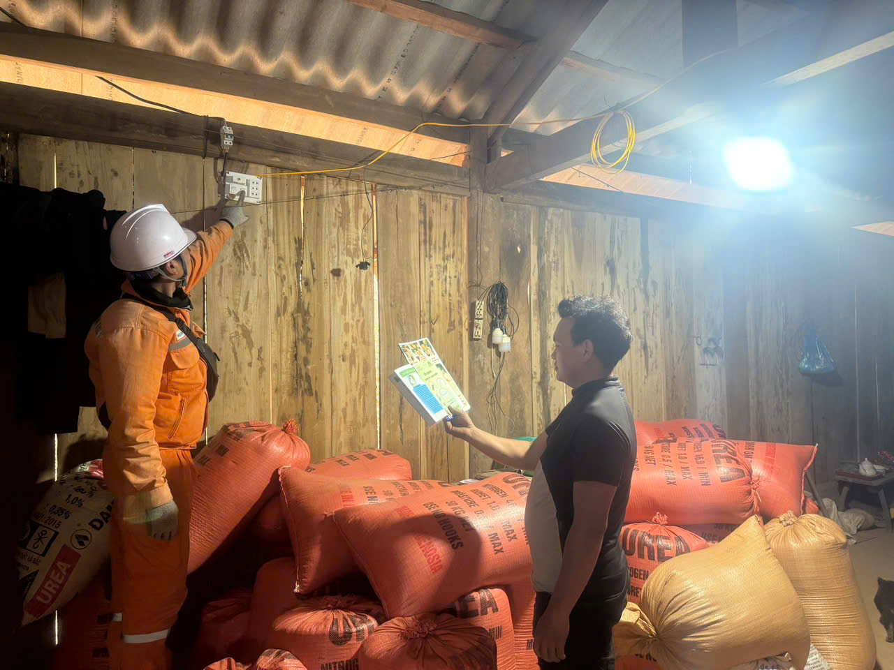 Công nhân Đội QLĐLKV Tuần Giáo trực tiếp đến từng hộ gia đình, hướng dẫn bà con Bản Huổi Anh, Thẳm Nậm sử dụng điện an toàn, tiết kiệm và hiệu quả Công nhân Đội QLĐLKV Tuần Giáo trực tiếp đến từng hộ gia đình, hướng dẫn bà con Bản Huổi Anh, Thẳm Nậm sử dụng điện an toàn, tiết kiệm và hiệu quả