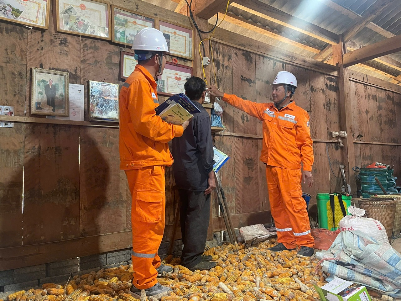 Chuyện thắp niềm tin ở Điện Biên: 'Mừng như đón Tết sớm', ánh điện về, đổi thay từ bữa cơm tối