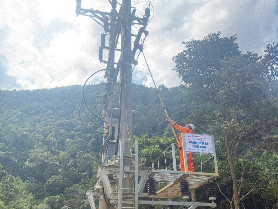 Công nhân Đội Quản lý Điện lực Khu vực Tuần Giáo đang thực hiện các bước cuối cùng, đóng điện an toàn Trạm biến áp Huổi Anh, xã Quài Tở Công nhân Đội Quản lý Điện lực Khu vực Tuần Giáo đang thực hiện các bước cuối cùng, đóng điện an toàn Trạm biến áp Huổi Anh, xã Quài Tở