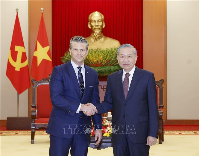 Tổng Bí thư Tô Lâm tiếp Bộ trưởng Chiến tranh Hoa Kỳ Pete Hegseth. Tổng Bí thư Tô Lâm tiếp Bộ trưởng Chiến tranh Hoa Kỳ Pete Hegseth.