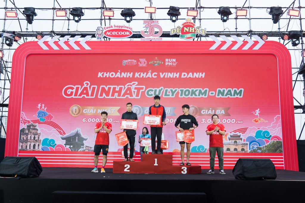 NSND Xuân Bắc và đại diện Đại diện Acecook Việt Nam trao giải cho các vận động viên NSND Xuân Bắc và đại diện Đại diện Acecook Việt Nam trao giải cho các vận động viên