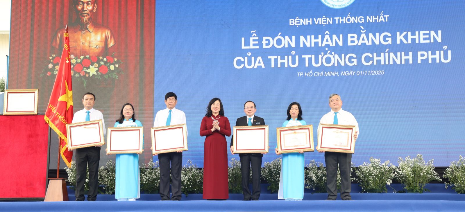 Thừa ủy quyền của Thủ tướng Chính phủ, Bộ trưởng Bộ Y tế Đào Hồng Lan trao Bằng khen cho các tập thể, cá nhân