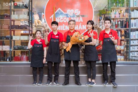 Ông Tetsuo Oji - Đồng sáng lập TokyoLife cùng các bạn nhân viên đã chuẩn bị kỹ lưỡng cho Đại tiệc Sinh nhật.