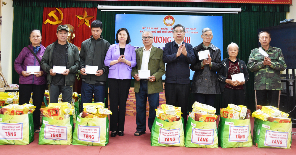 Các đồng chí: Nguyễn Phước Lộc, Trần Thị Hằng trao quà cho các hộ dân bị ảnh hưởng của bão lũ trên địa bàn xã Tam Giang. Các đồng chí: Nguyễn Phước Lộc, Trần Thị Hằng trao quà cho các hộ dân bị ảnh hưởng của bão lũ trên địa bàn xã Tam Giang.