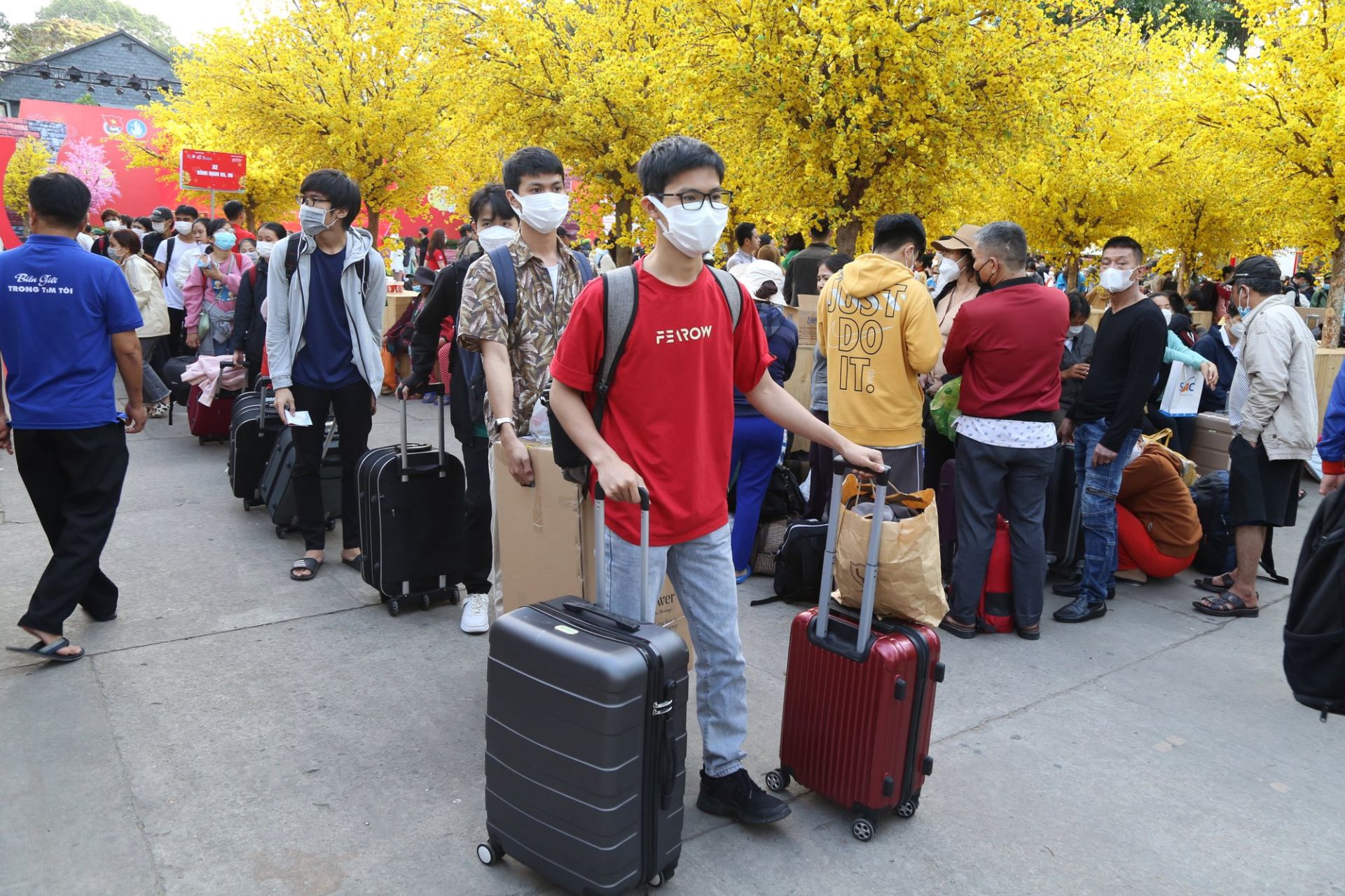 Hỗ trợ vé tàu, máy bay cho người lao động về quê đón Tết Bính Ngọ 2026