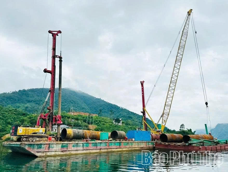 Công trình cầu Hòa Sơn, thuộc dự án cao tốc Hòa Bình- Mộc Châu đang được đẩy nhanh tiến độ Công trình cầu Hòa Sơn, thuộc dự án cao tốc Hòa Bình- Mộc Châu đang được đẩy nhanh tiến độ