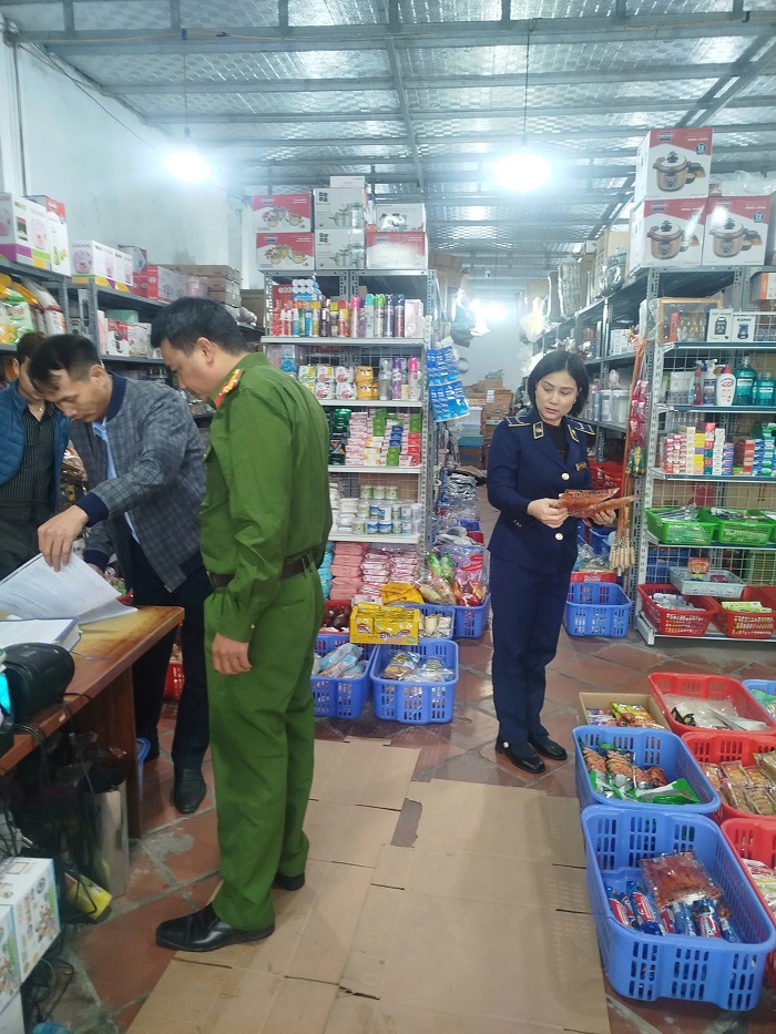 Lực lượng chức năng kiểm tra cơ sở kinh doanh trên địa bàn phường Đồng Văn Lực lượng chức năng kiểm tra cơ sở kinh doanh trên địa bàn phường Đồng Văn