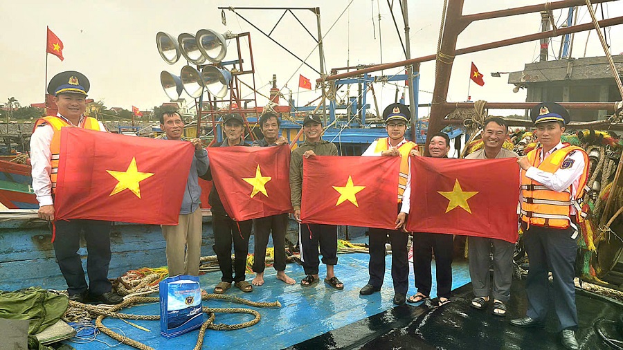 Tổ công tác Hải đội 102 tuyên truyền IUU và tặng cờ Tổ quốc cho các chủ phương tiện tại âu cảng Xuân Hội (xã Đan Hải, Hà Tĩnh) Tổ công tác Hải đội 102 tuyên truyền IUU và tặng cờ Tổ quốc cho các chủ phương tiện tại âu cảng Xuân Hội (xã Đan Hải, Hà Tĩnh)